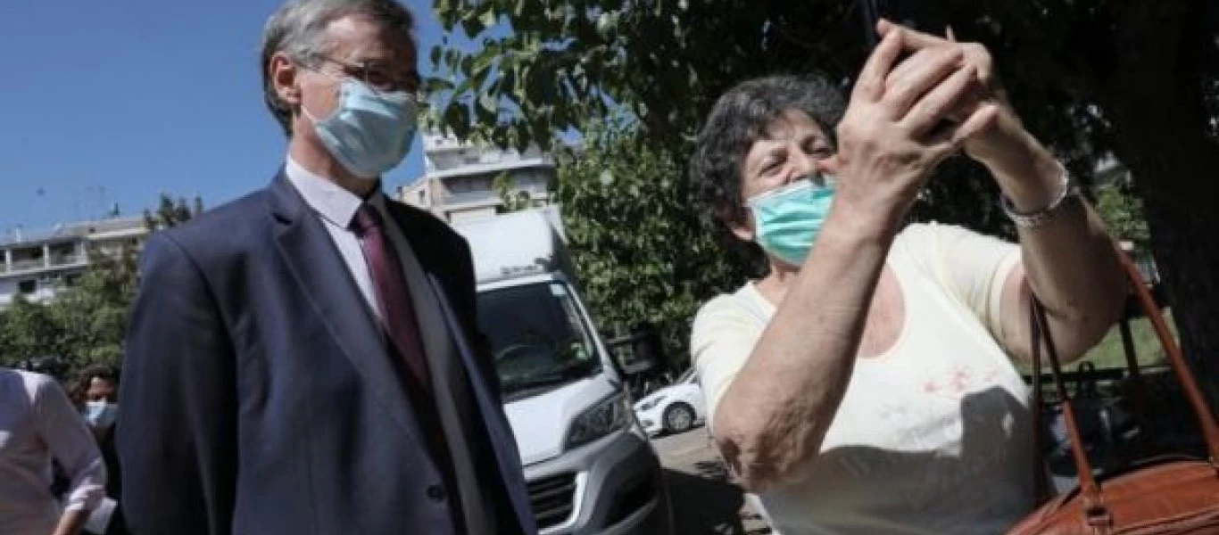 Ποιές αποστάσεις; - Ο Τσιόδρας βγάζει «κορωνο-σέλφι» με «θαυμάστρια» στην Κυψέλης